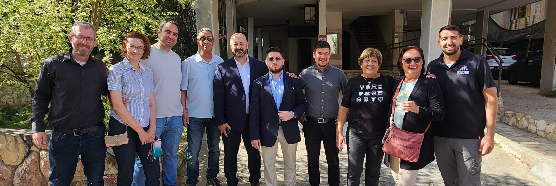 לחיצת יד — לקוחות מרוצים