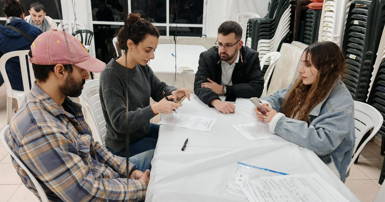 דווקא עכשיו,  בשיאה של מלחמת "שאגת הארי", אנחנו בוחרים להמשיך בפול גז 🙌🏻📍השבוע בעלי הדירות שלנו במתחם פינוי בינוי ברחוב שז"ר 48-58 בתל אביב זכו לרגע המיוחל בקידום הפרוייקט שלהם וחתמו על מסמכי הליווי הבנקאי.תודה ובהצלחה לעושים במלאכה:
היזמים - בבג׳נוב פרוייקטים וכאן בינוי - יזמות | בניה | חדשנות עירונית
שמאי מטעם בעלי הזכויות - ישראל יעקב
מנהלת הדיירים - מעיין הנדלן@avb_lawfirm
@maayanhanadlan